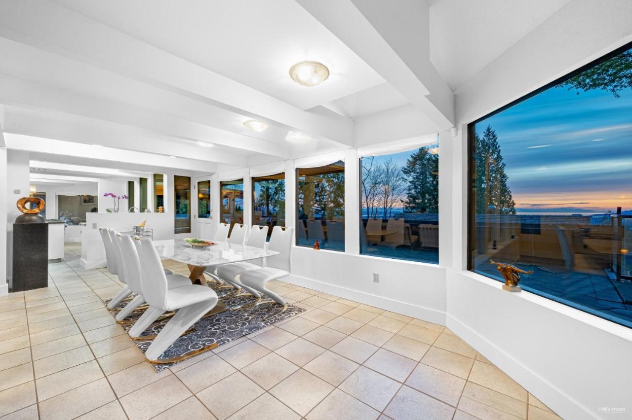Grouse Cheerful Large Private Bedroom, Bath, Shared Deck, Pool, Hot Tub Северный Ванкувер Экстерьер фото