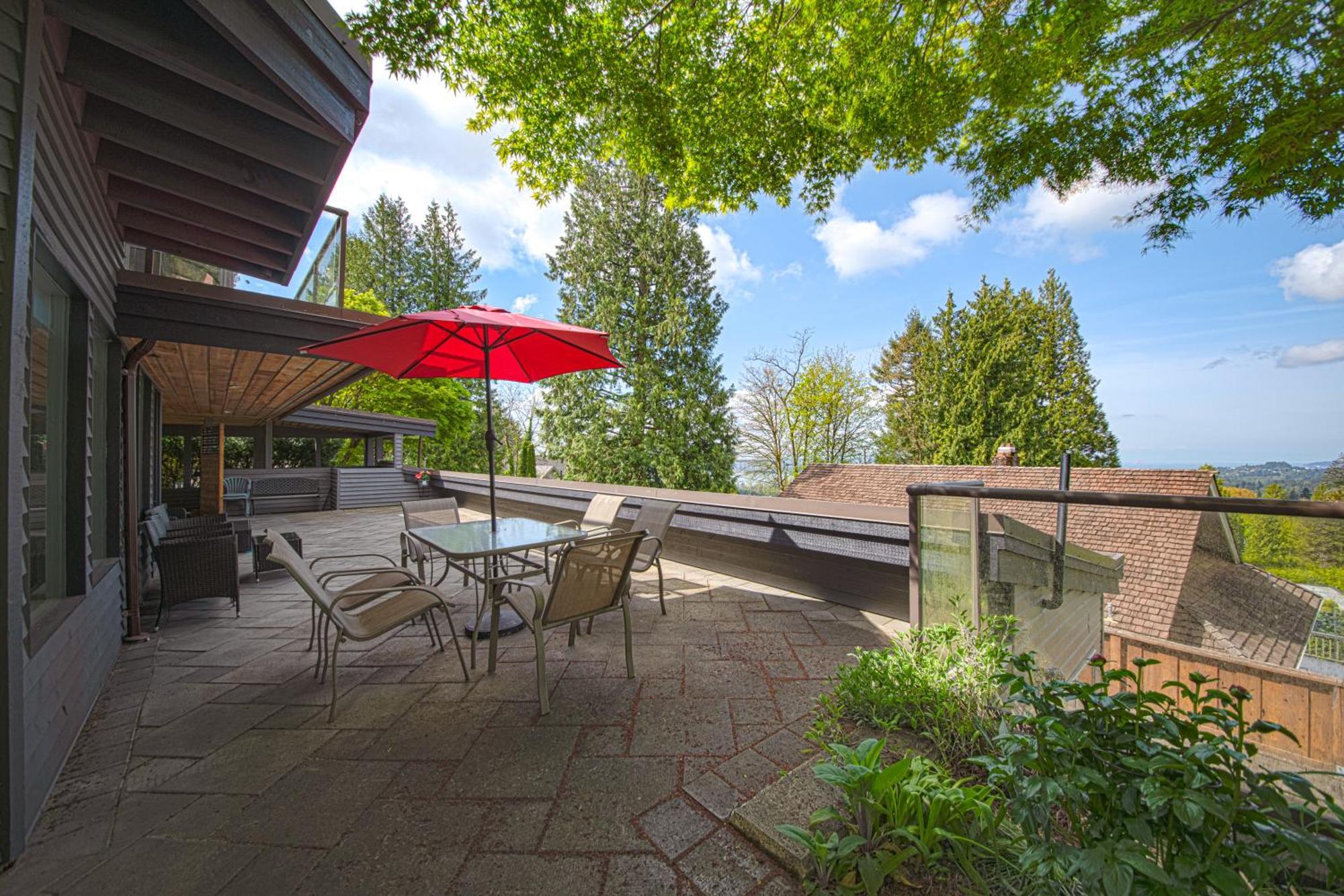 Grouse Cheerful Large Private Bedroom, Bath, Shared Deck, Pool, Hot Tub Северный Ванкувер Экстерьер фото